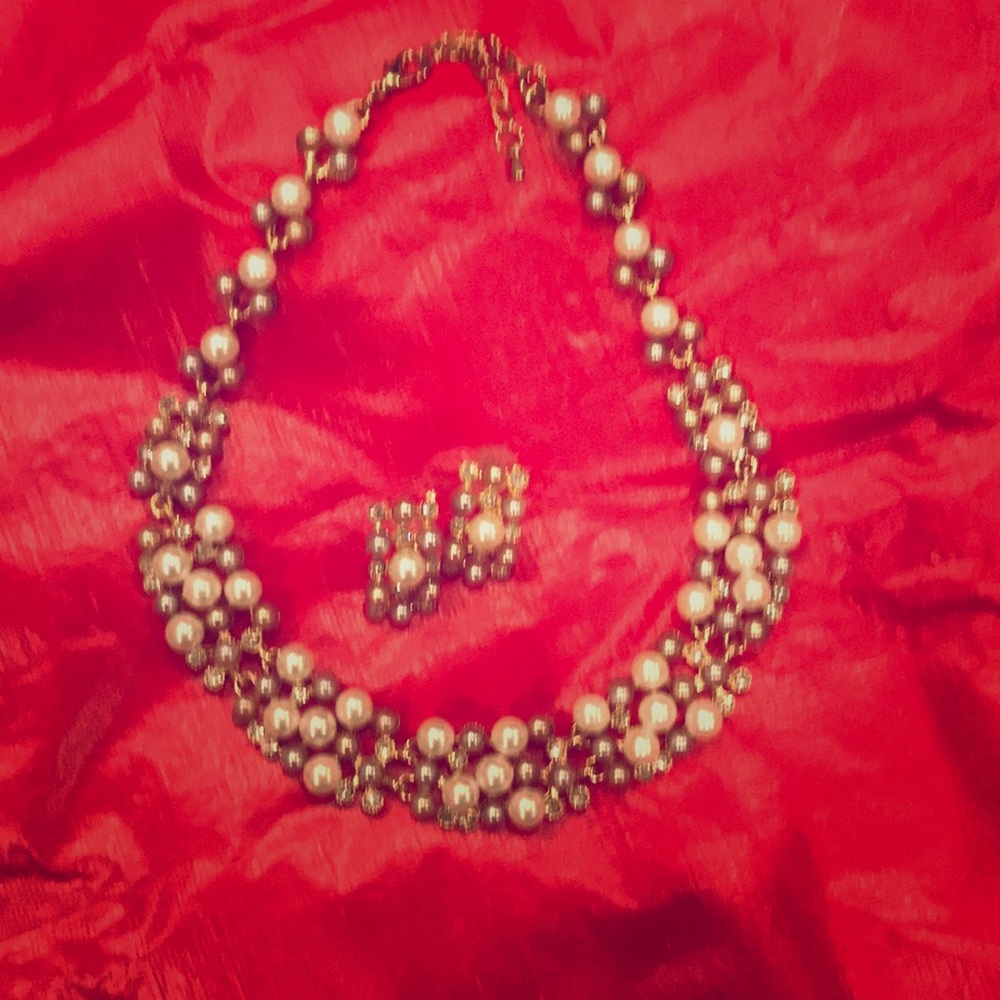 Pearl necklace/ earring set